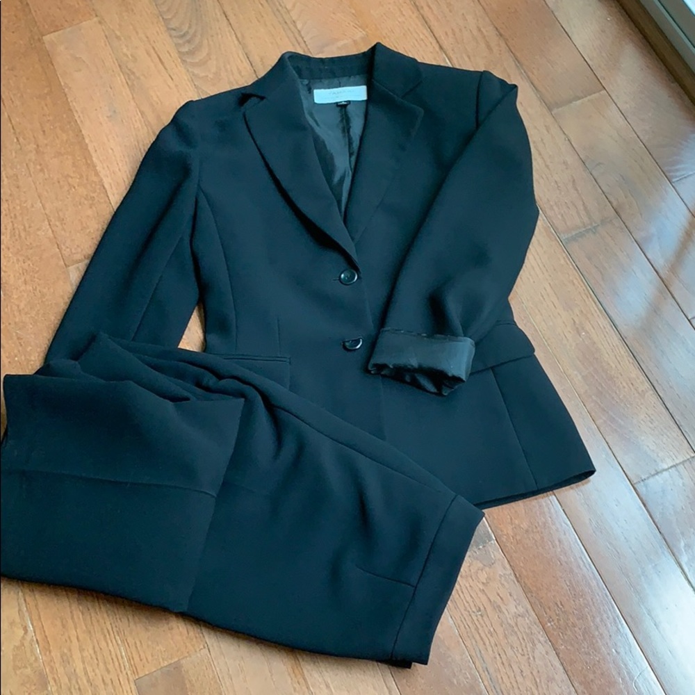 Tahari woman's pant suit size 4
